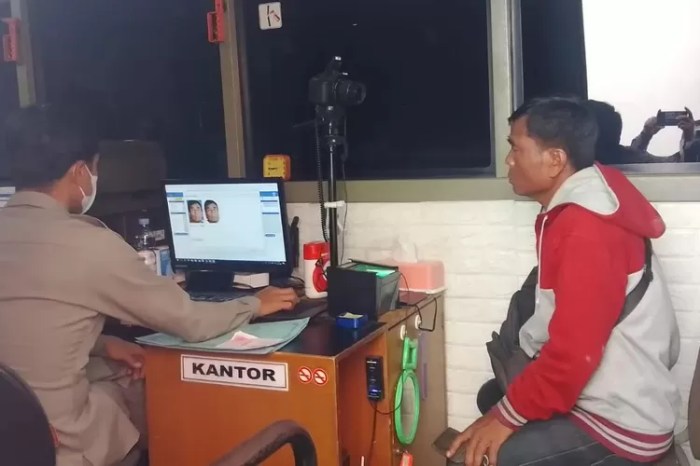 Sim selatan polsek keliling pelayanan perpanjangan warga padati